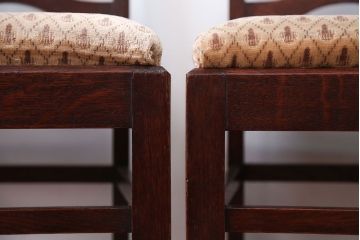 アンティーク家具　イギリスアンティーク　彫刻が美しいオーク材の大ぶりなダイニングチェア2脚セット