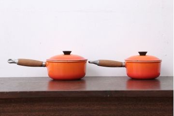 アンティーク雑貨　アンティーク　ル・クルーゼのウッドハンドル鍋3つセット(壁掛け収納棚付き)