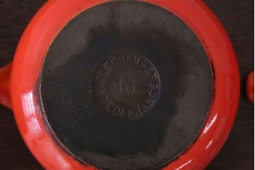 アンティーク雑貨　アンティーク　ル・クルーゼのウッドハンドル鍋3つセット(壁掛け収納棚付き)