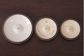 アンティーク雑貨　アンティーク　ル・クルーゼのウッドハンドル鍋3つセット(壁掛け収納棚付き)