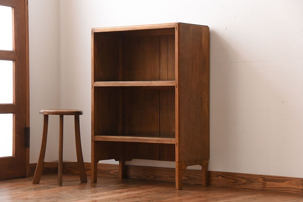 アンティーク家具　和製アンティーク　ナチュラルな木味の脚付き飾り棚(本棚)