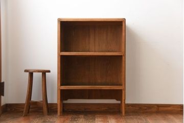 アンティーク家具　和製アンティーク　ナチュラルな木味の脚付き飾り棚(本棚)