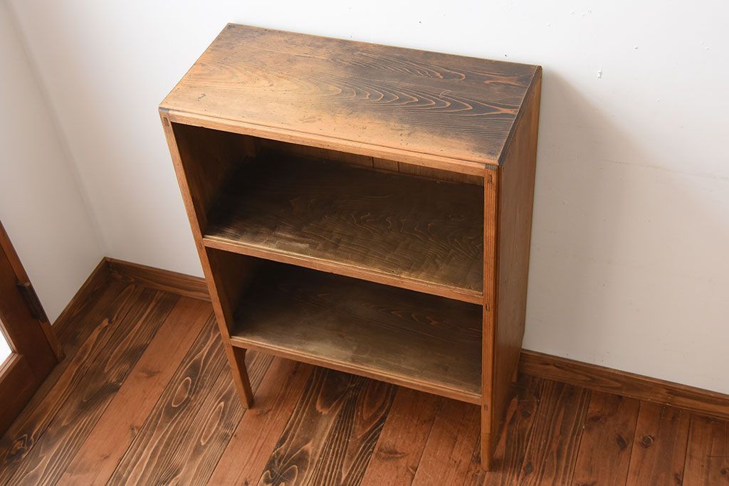 アンティーク家具　和製アンティーク　ナチュラルな木味の脚付き飾り棚(本棚)