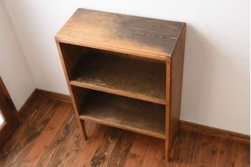 アンティーク家具　和製アンティーク　ナチュラルな木味の脚付き飾り棚(本棚)