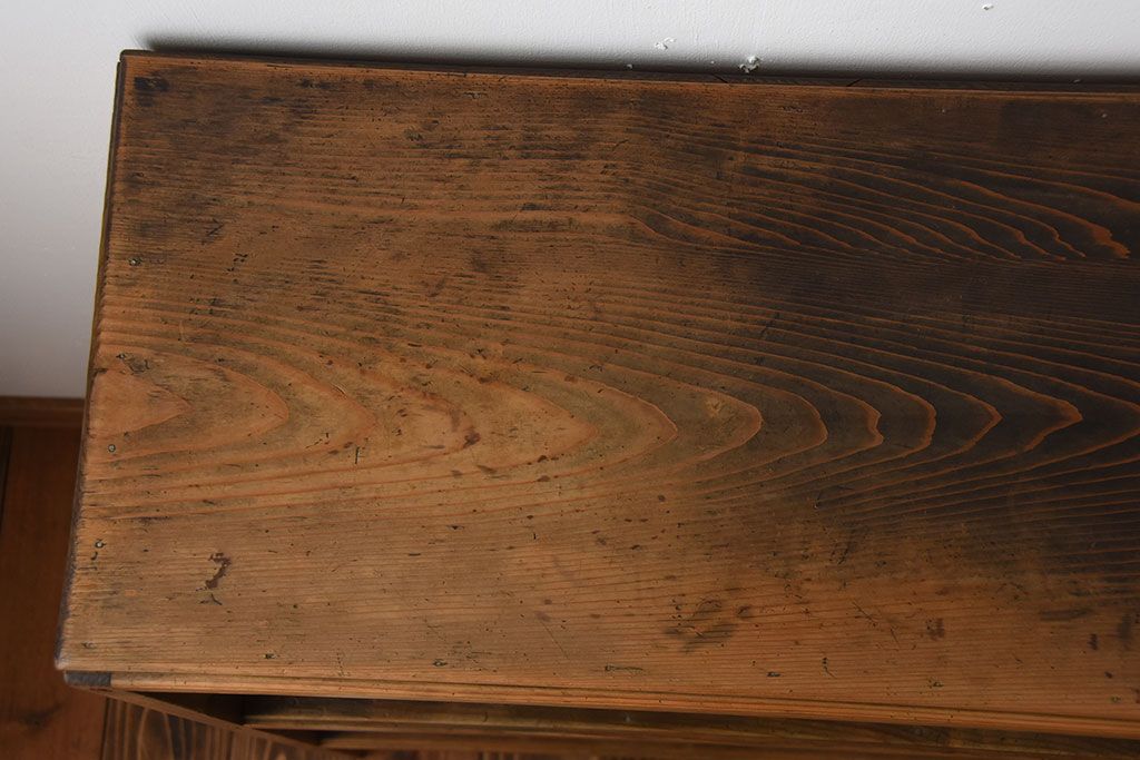 アンティーク家具　和製アンティーク　ナチュラルな木味の脚付き飾り棚(本棚)