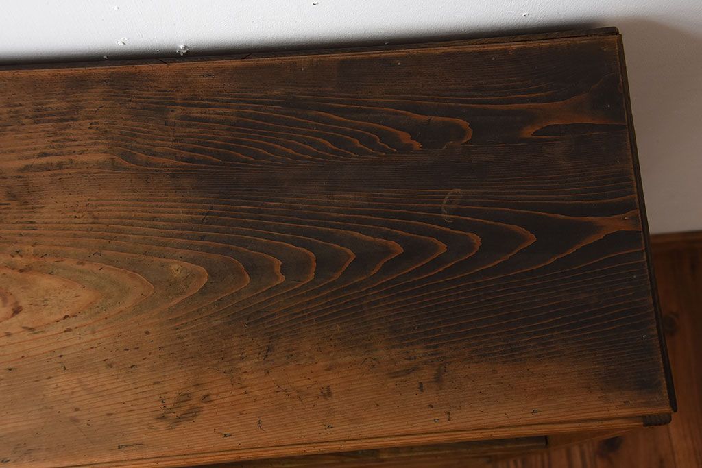 アンティーク家具　和製アンティーク　ナチュラルな木味の脚付き飾り棚(本棚)