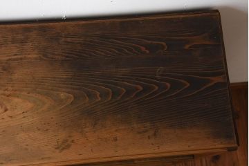 アンティーク家具　和製アンティーク　ナチュラルな木味の脚付き飾り棚(本棚)