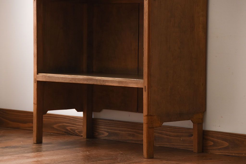 アンティーク家具　和製アンティーク　ナチュラルな木味の脚付き飾り棚(本棚)