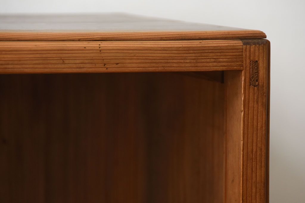 アンティーク家具　和製アンティーク　ナチュラルな木味の脚付き飾り棚(本棚)