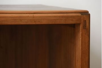 アンティーク家具　和製アンティーク　ナチュラルな木味の脚付き飾り棚(本棚)