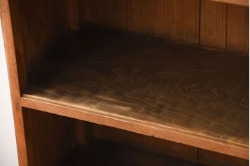 アンティーク家具　和製アンティーク　ナチュラルな木味の脚付き飾り棚(本棚)