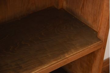 アンティーク家具　和製アンティーク　ナチュラルな木味の脚付き飾り棚(本棚)