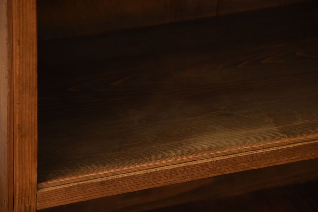 アンティーク家具　和製アンティーク　ナチュラルな木味の脚付き飾り棚(本棚)