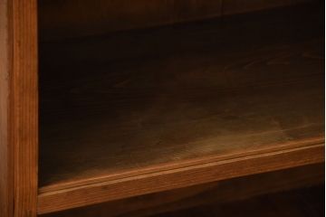 アンティーク家具　和製アンティーク　ナチュラルな木味の脚付き飾り棚(本棚)