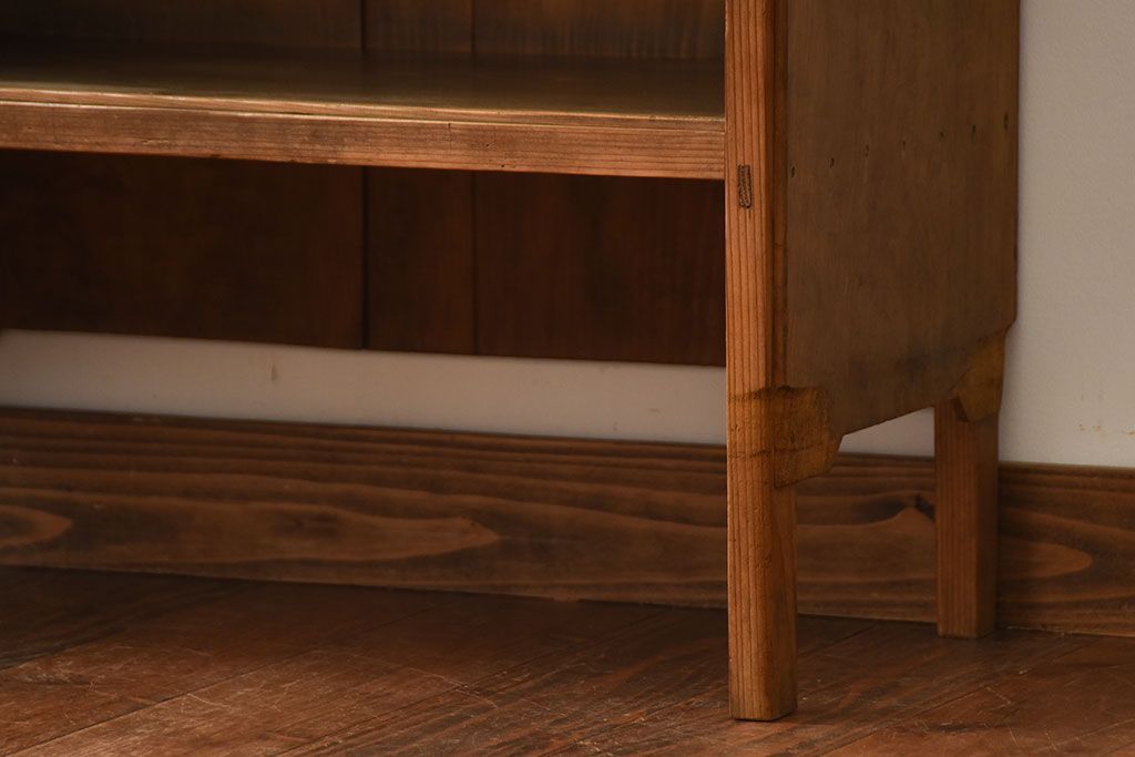 アンティーク家具　和製アンティーク　ナチュラルな木味の脚付き飾り棚(本棚)