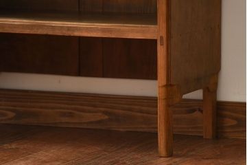 アンティーク家具　和製アンティーク　ナチュラルな木味の脚付き飾り棚(本棚)