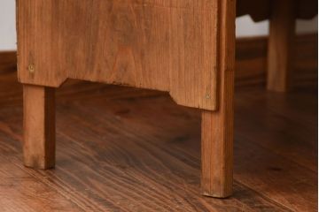 アンティーク家具　和製アンティーク　ナチュラルな木味の脚付き飾り棚(本棚)