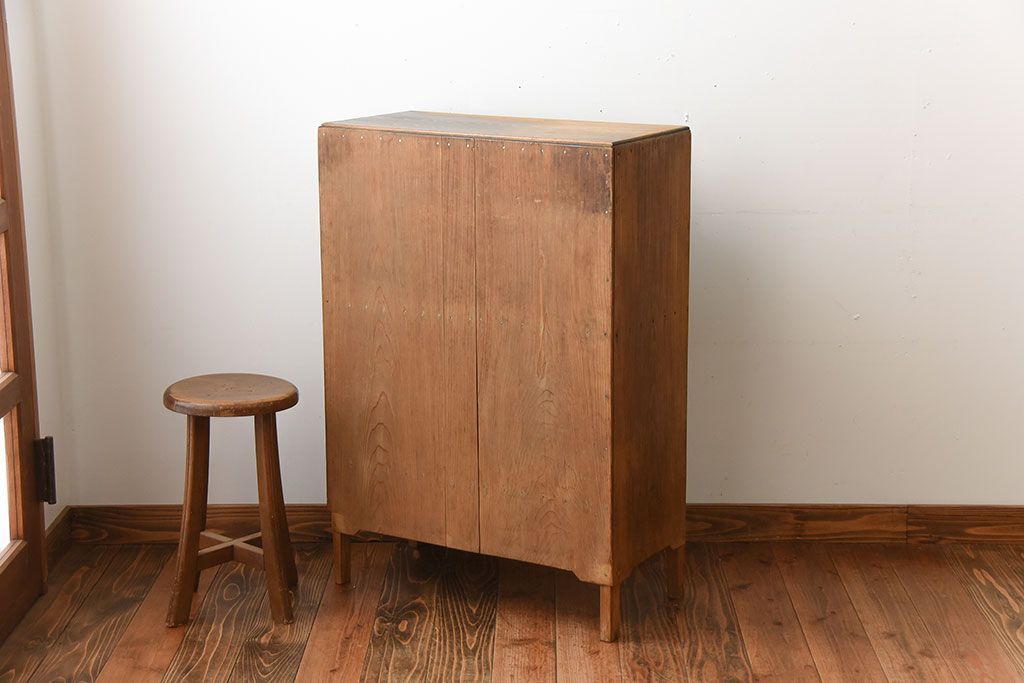 アンティーク家具　和製アンティーク　ナチュラルな木味の脚付き飾り棚(本棚)