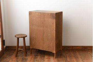 アンティーク家具　和製アンティーク　ナチュラルな木味の脚付き飾り棚(本棚)