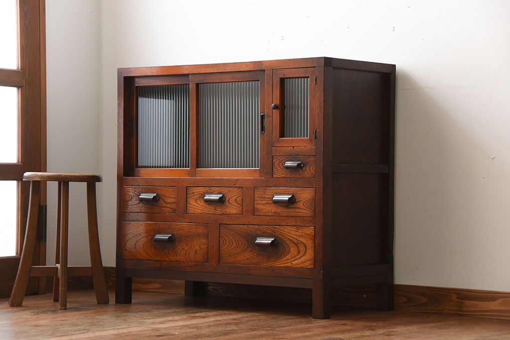 アンティーク家具　アンティーク　モールガラス入り!古い木製の脚付き引き戸収納棚