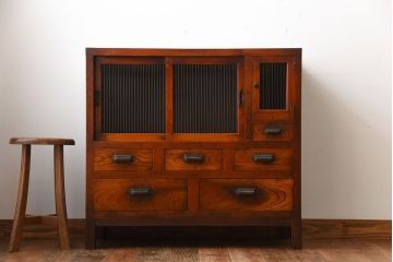 アンティーク家具　アンティーク　モールガラス入り!古い木製の脚付き引き戸収納棚