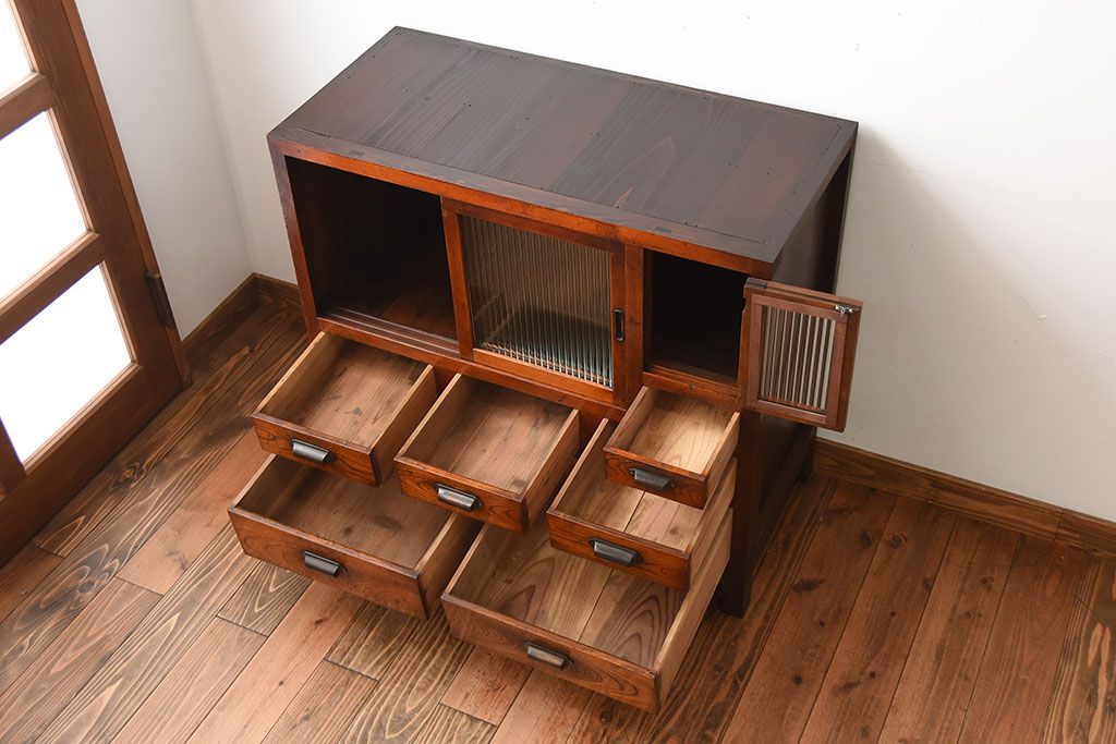 アンティーク家具　アンティーク　モールガラス入り!古い木製の脚付き引き戸収納棚