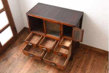 アンティーク家具　アンティーク　モールガラス入り!古い木製の脚付き引き戸収納棚