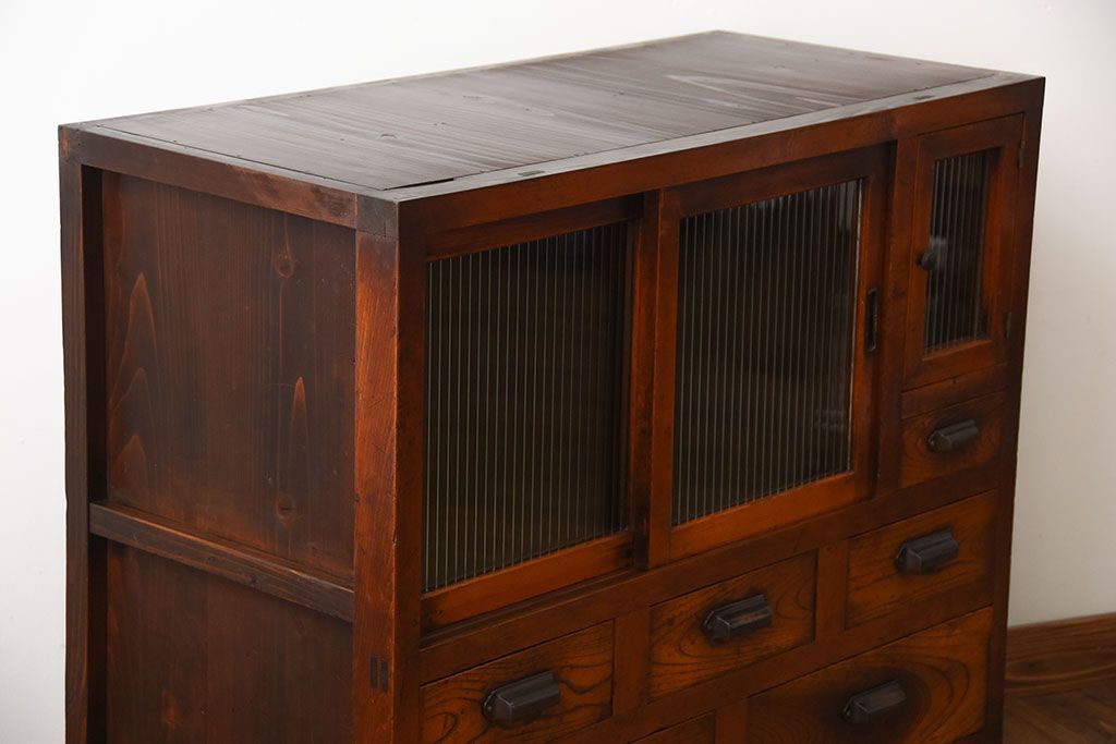 アンティーク家具　アンティーク　モールガラス入り!古い木製の脚付き引き戸収納棚