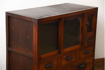 アンティーク家具　アンティーク　モールガラス入り!古い木製の脚付き引き戸収納棚