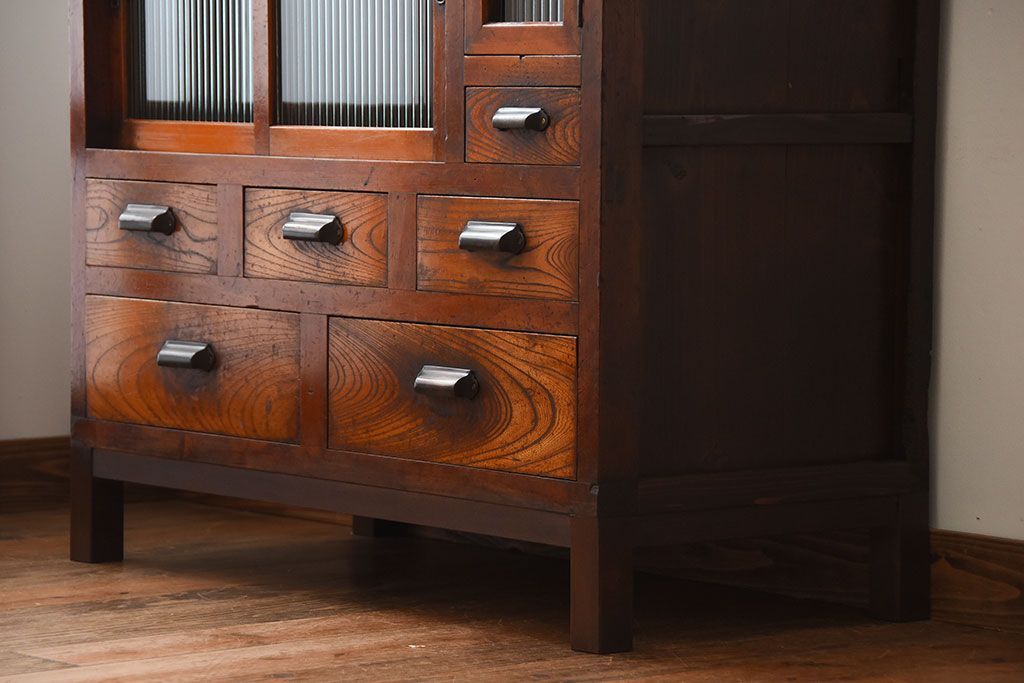 アンティーク家具　アンティーク　モールガラス入り!古い木製の脚付き引き戸収納棚