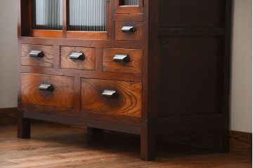 アンティーク家具　アンティーク　モールガラス入り!古い木製の脚付き引き戸収納棚