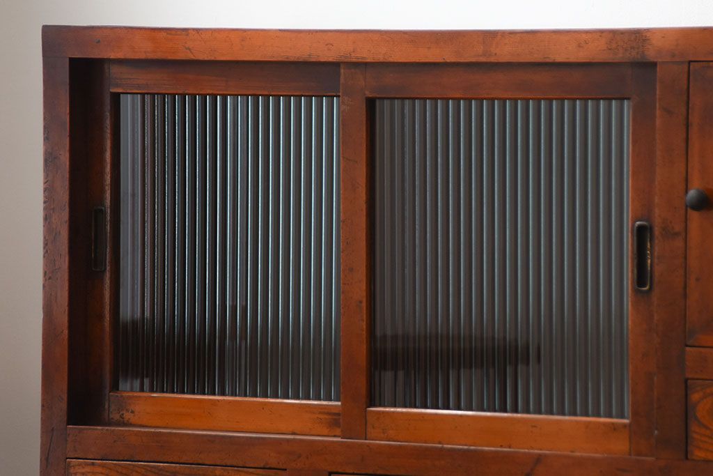 アンティーク家具　アンティーク　モールガラス入り!古い木製の脚付き引き戸収納棚