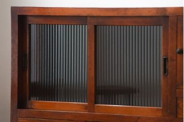 アンティーク家具　アンティーク　モールガラス入り!古い木製の脚付き引き戸収納棚