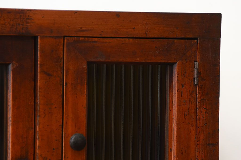 アンティーク家具　アンティーク　モールガラス入り!古い木製の脚付き引き戸収納棚