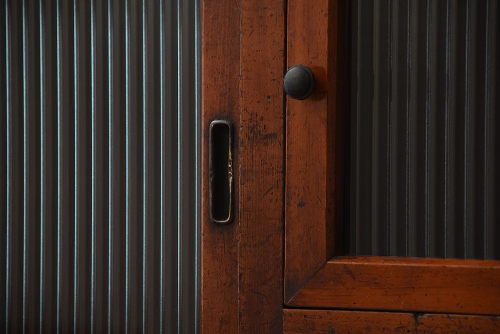 アンティーク家具　アンティーク　モールガラス入り!古い木製の脚付き引き戸収納棚