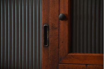 アンティーク家具　アンティーク　モールガラス入り!古い木製の脚付き引き戸収納棚