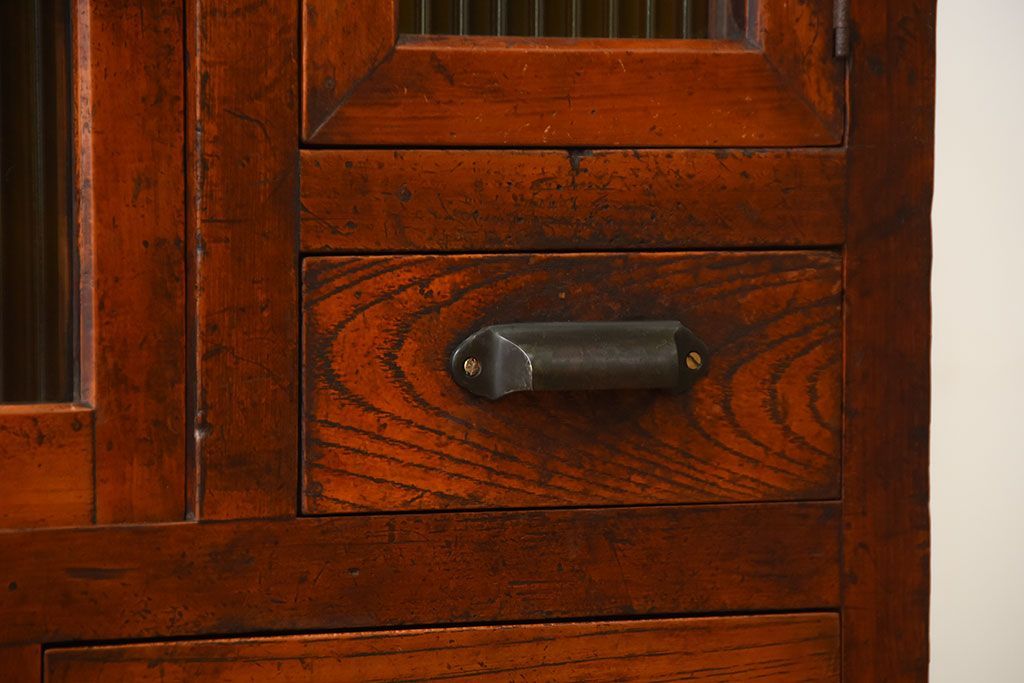 アンティーク家具　アンティーク　モールガラス入り!古い木製の脚付き引き戸収納棚