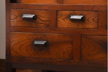 アンティーク家具　アンティーク　モールガラス入り!古い木製の脚付き引き戸収納棚