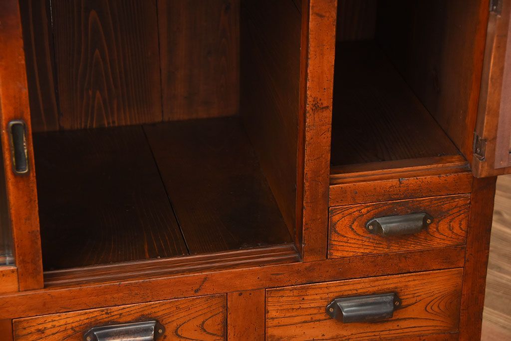 アンティーク家具　アンティーク　モールガラス入り!古い木製の脚付き引き戸収納棚