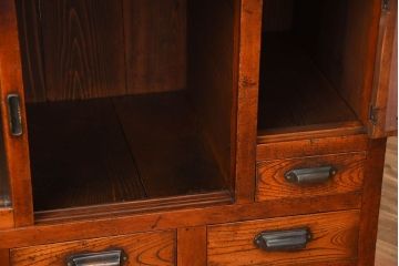 アンティーク家具　アンティーク　モールガラス入り!古い木製の脚付き引き戸収納棚