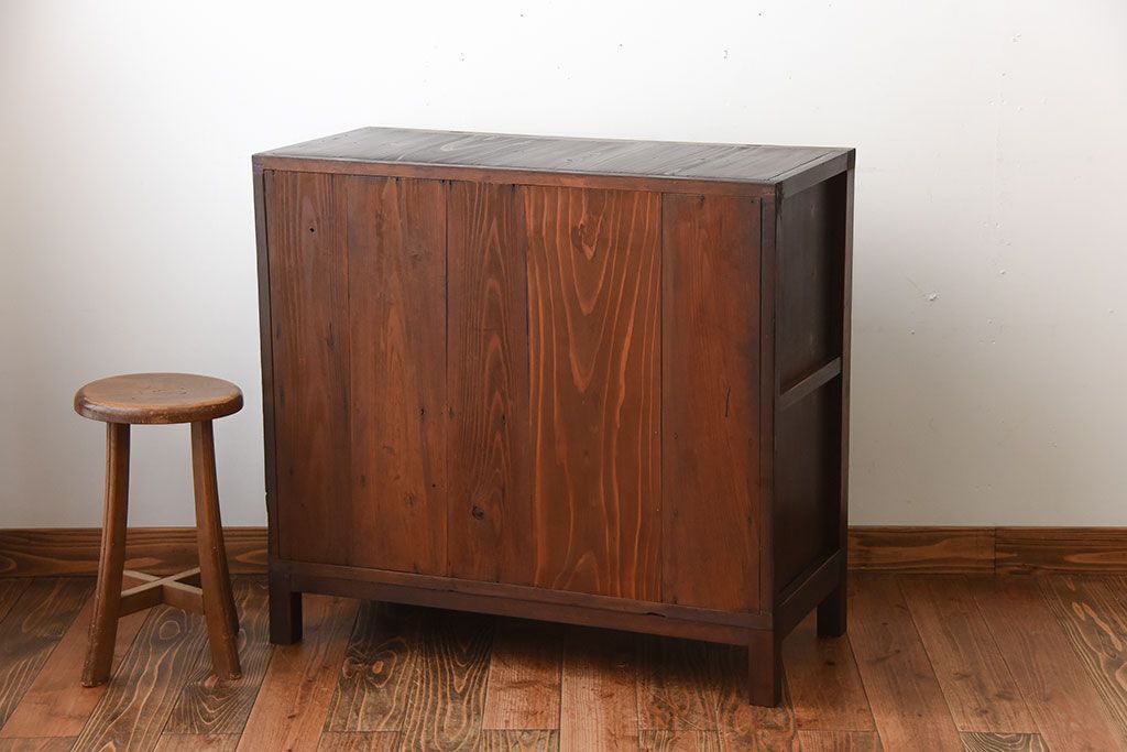 アンティーク家具　アンティーク　モールガラス入り!古い木製の脚付き引き戸収納棚