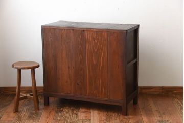 アンティーク家具　アンティーク　モールガラス入り!古い木製の脚付き引き戸収納棚