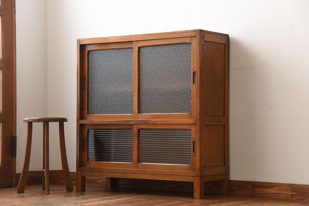 レトロ家具　昭和レトロ　ダイヤガラスとモールガラス入り!アンティーク脚付き収納棚