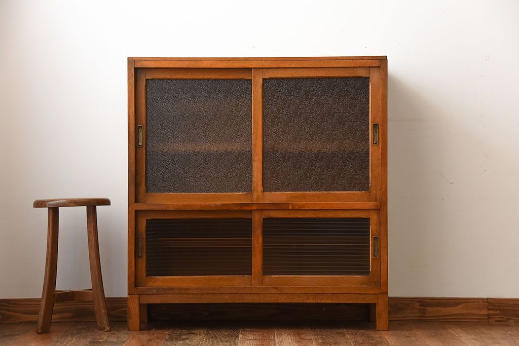 レトロ家具　昭和レトロ　ダイヤガラスとモールガラス入り!アンティーク脚付き収納棚