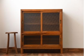 レトロ家具　昭和レトロ　ダイヤガラスとモールガラス入り!アンティーク脚付き収納棚
