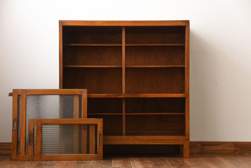 レトロ家具　昭和レトロ　ダイヤガラスとモールガラス入り!アンティーク脚付き収納棚