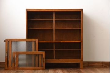 レトロ家具　昭和レトロ　ダイヤガラスとモールガラス入り!アンティーク脚付き収納棚