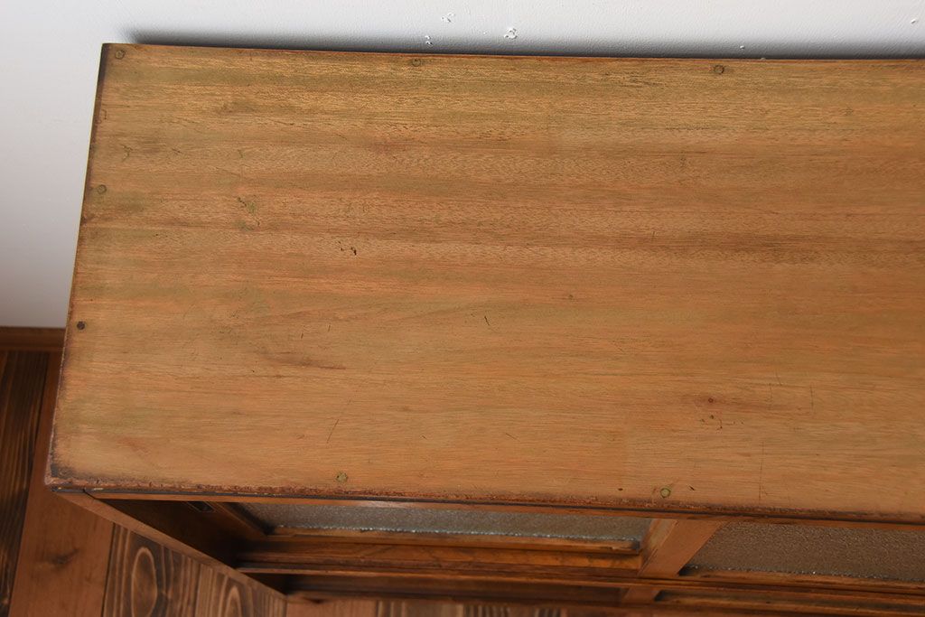 レトロ家具　昭和レトロ　ダイヤガラスとモールガラス入り!アンティーク脚付き収納棚