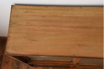 レトロ家具　昭和レトロ　ダイヤガラスとモールガラス入り!アンティーク脚付き収納棚