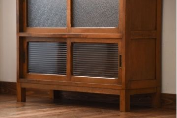 レトロ家具　昭和レトロ　ダイヤガラスとモールガラス入り!アンティーク脚付き収納棚